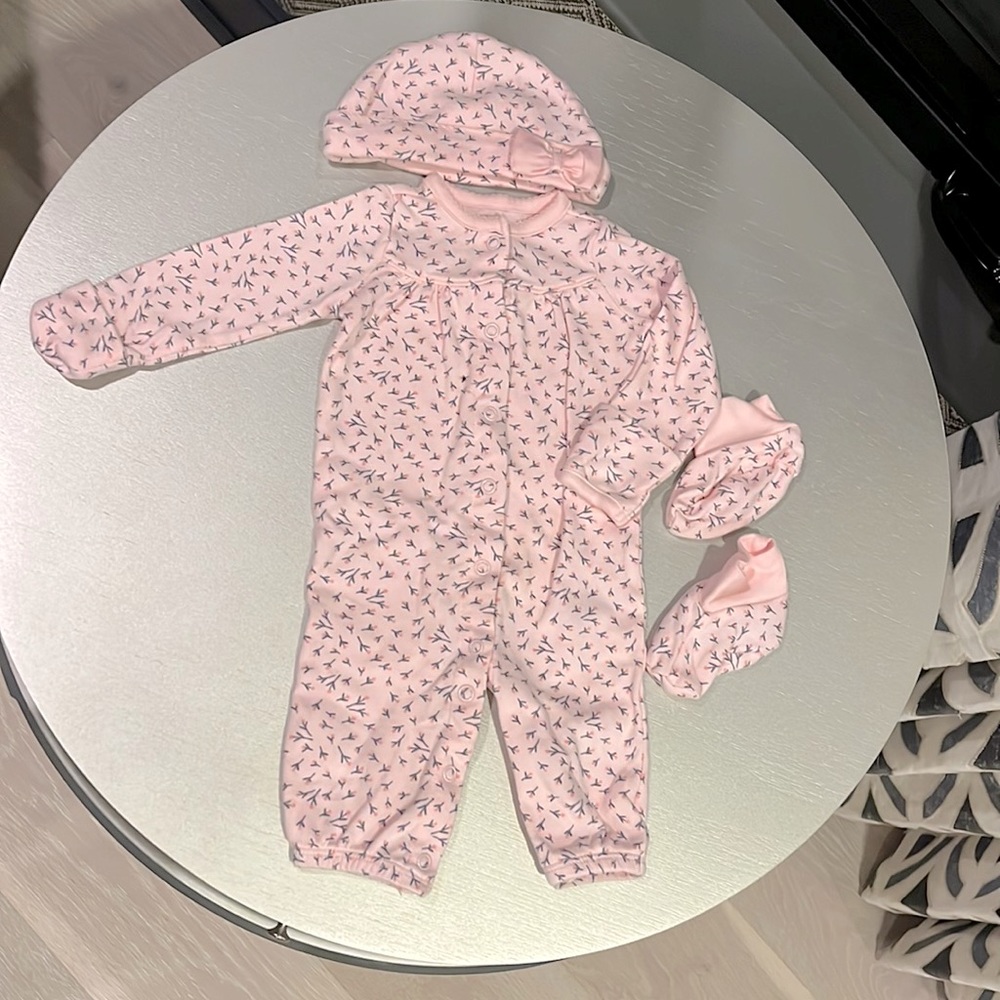 Carter’s 3mth 3pc outfit, hat, booties, & 1 piece. Long sleeves,hand covers.NWOT